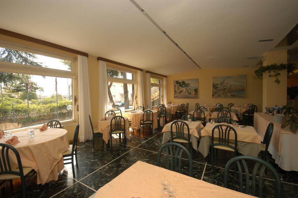 Hotel Palace Вараце Екстериор снимка