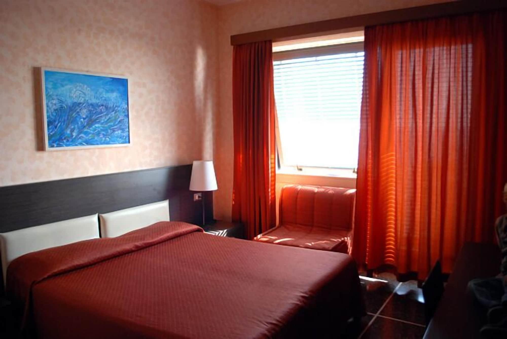 Hotel Palace Вараце Екстериор снимка