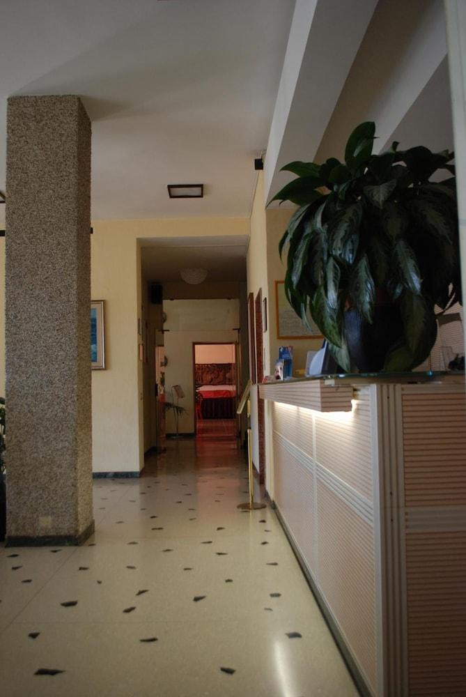 Hotel Palace Вараце Екстериор снимка