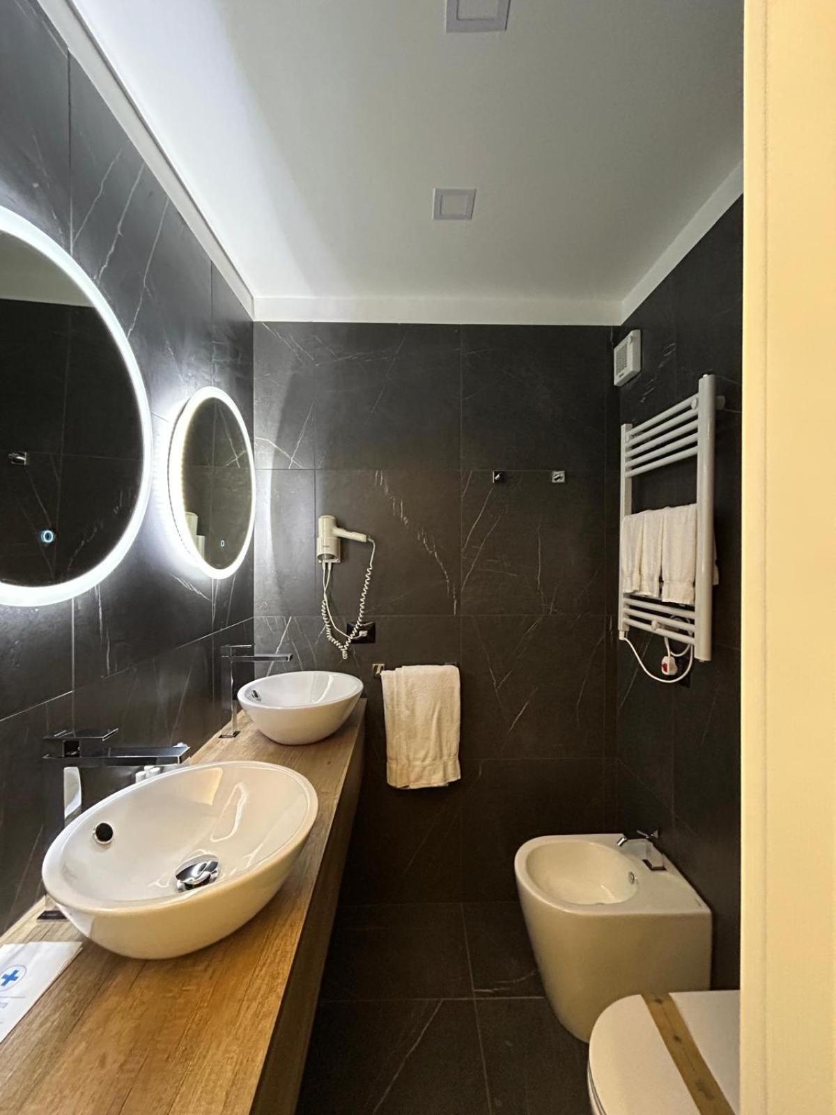 Hotel Palace Вараце Екстериор снимка