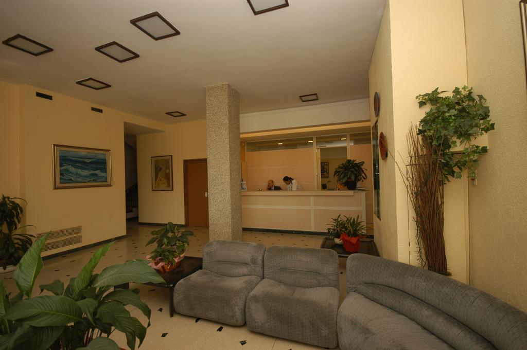 Hotel Palace Вараце Екстериор снимка