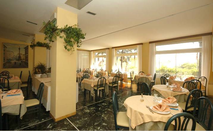 Hotel Palace Вараце Екстериор снимка