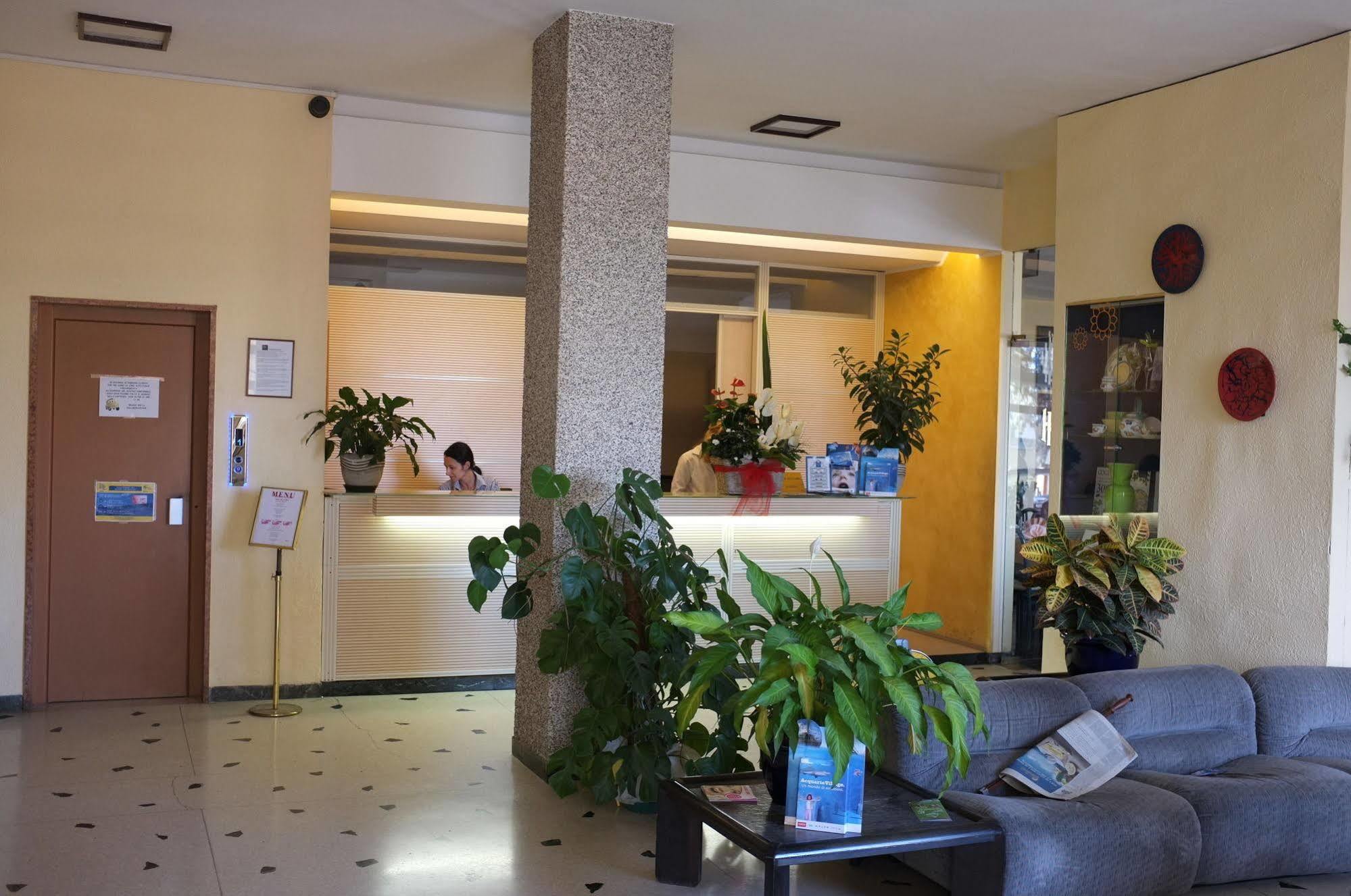 Hotel Palace Вараце Екстериор снимка